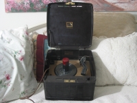 RCA VICTOR Brown Bakelite 45 RPM Record Player Has Hum